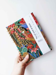 carnet de lecture couverture fait main en tissu paons japonais